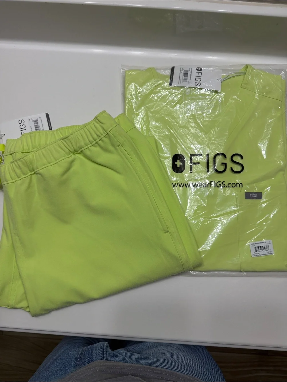 FIGS Men’s Neon Lime Drawstring Bottoms with Top